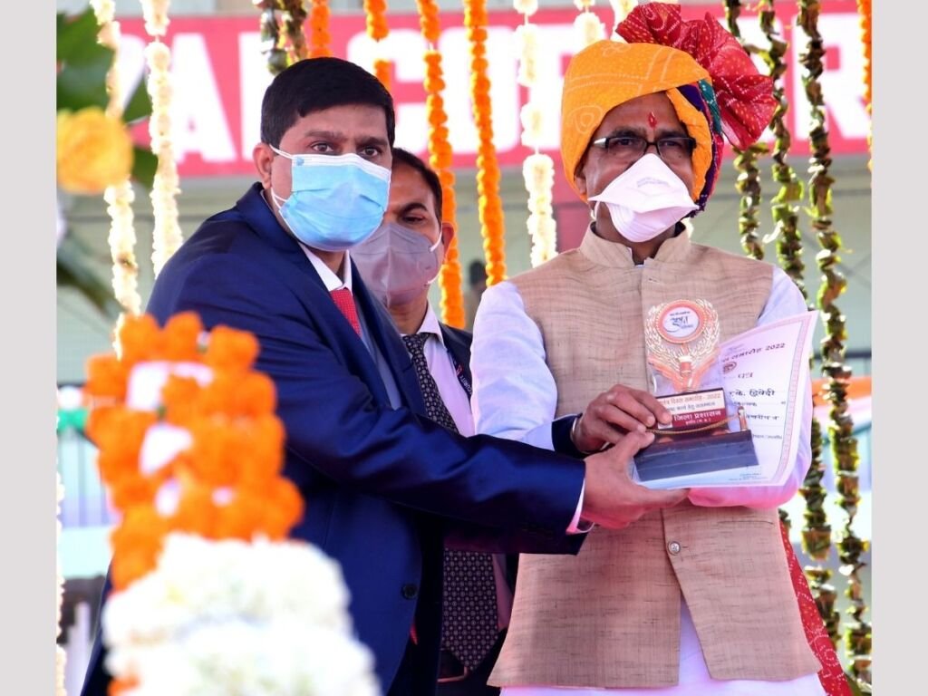 Madhya Pradesh CM Shivraj Singh Chouhan honored Dr. AK Dwivedi for his contribution to the medical field