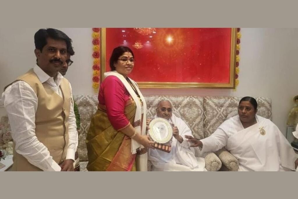International Chief of Brahma Kumari Dadi Ratan Mohini felicitated President Awardee Dr Sohini Sastri