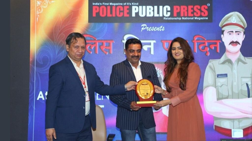 Lifestyle coach Pooja Vyaas felicitates police personnel
