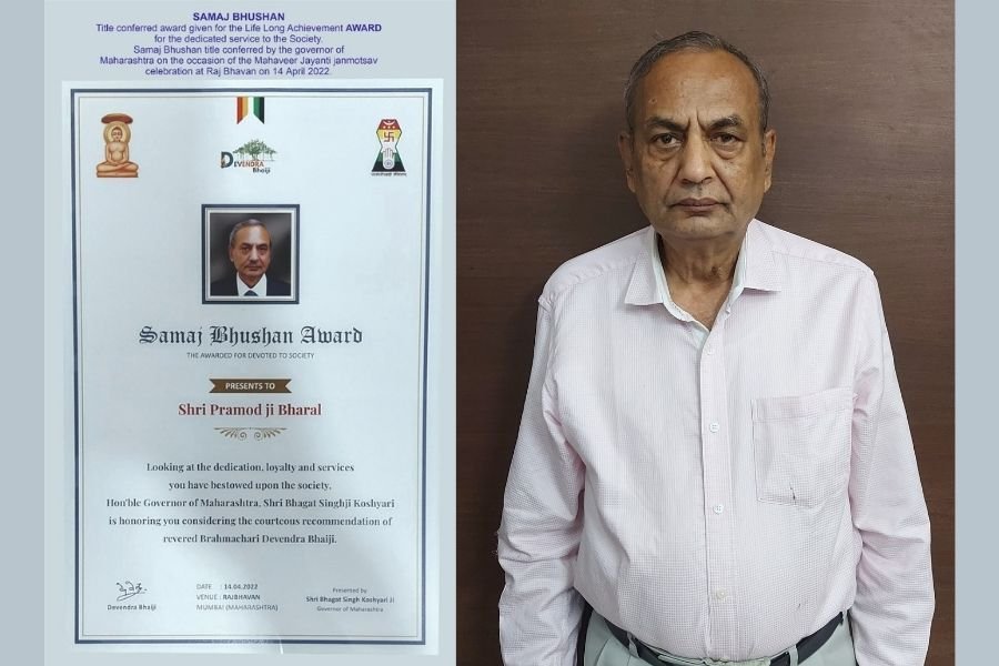Pramod Bharal awarded the Samaj Bhushan by the Governor of Maharashtra