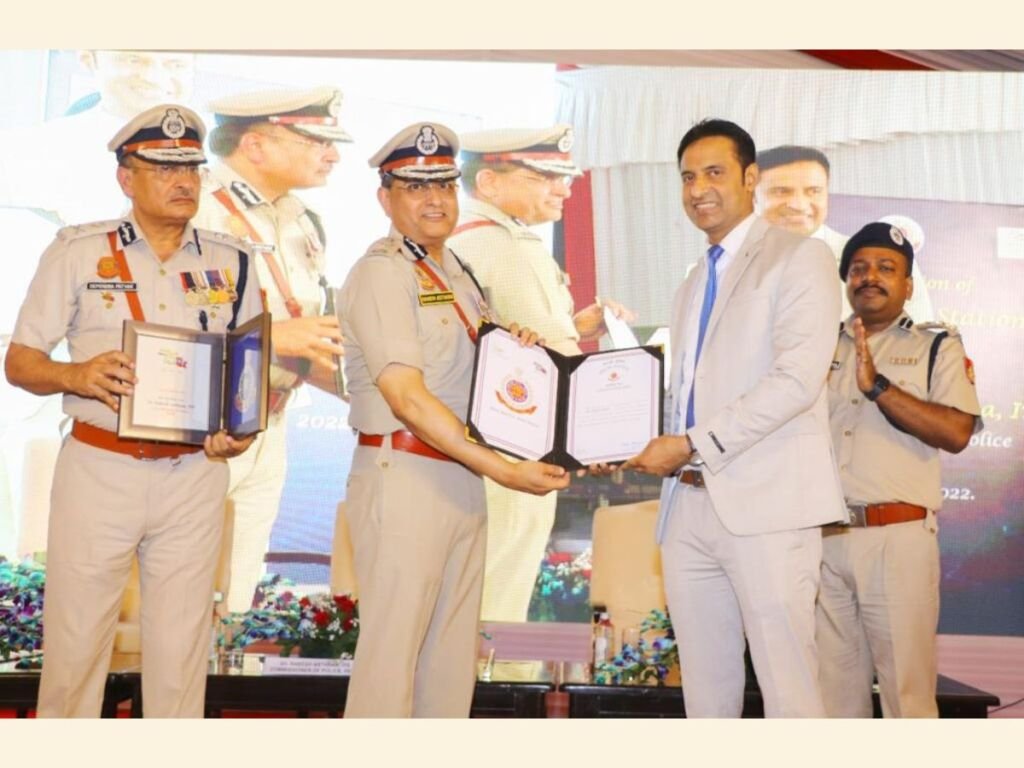 Dr. Sameer Bhati, Director, Star Imaging, felicitated by Sh. Rakesh Asthana, Delhi Police Commissioner, for supporting Wellness Center