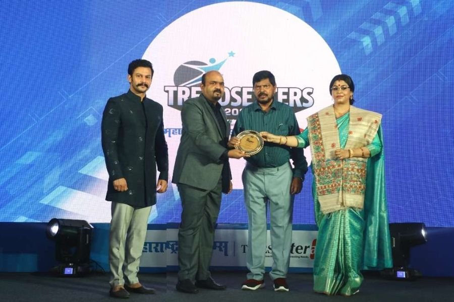 Maharashtra times honours Celebrity Life Coach and Trendsetter Graphologist Mr. Vinit Bansode