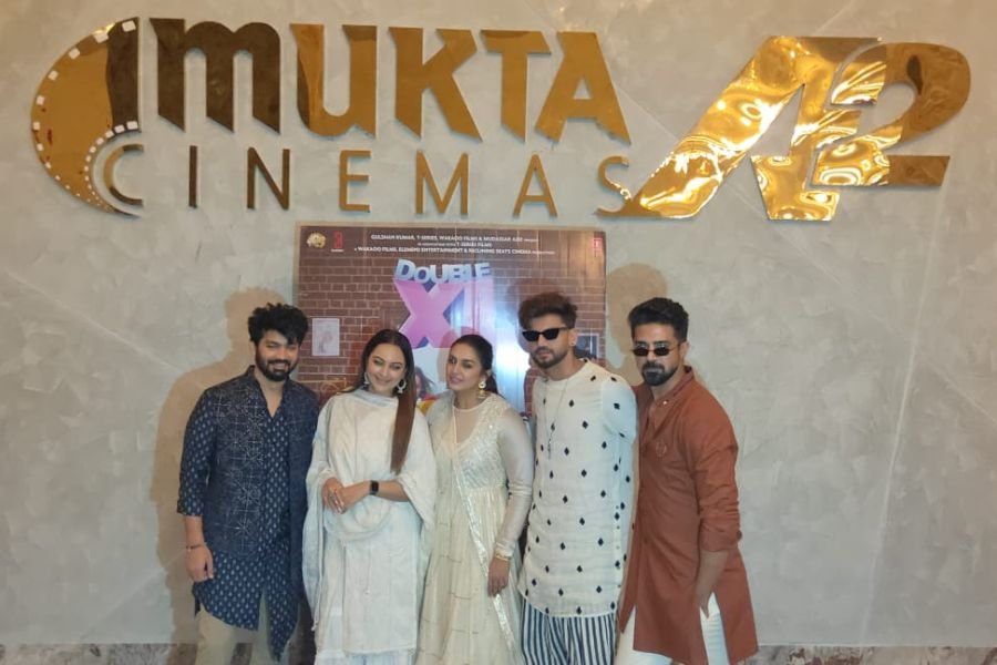 Double XL stars Sonakshi, Huma visit Mukta A2 cinemas to promote their film