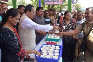 ફૂલ ગરમીમાં અહીં ટાઢક : કેપી ગ્રુપના સહયોગથી સંપ્રતિ ફાઉન્ડેશનની ‘છાસ ભક્તિ’
